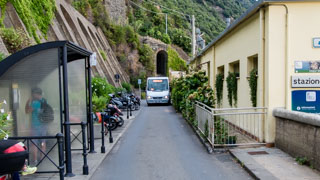 El autobús entre el pueblo y la estación, Corniglia, Cinco Tierras, Italia