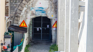 A galeria escura que leva à praia de nudismo de Guvano está fechada, Cinque Terre, Itália