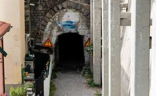 Túnel oscuro para la playa desnuda de Guvano, Corniglia, Cinco Tierras, Italia