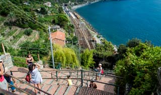 A descida da vila à estação, Corniglia, Cinque Terre, Itália