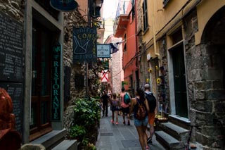 La via principale del paese, Corniglia, Cinque Terre, Italia
