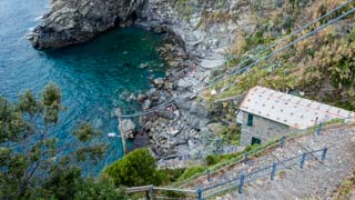 Mała plaża i zejście na nią, Corniglia, Cinque Terre, Włochy