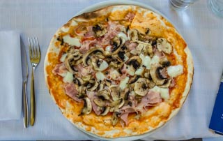 Pizza z grzybami i prosciutto cotto, Lokalne dania, Cinque Terre, Włochy
