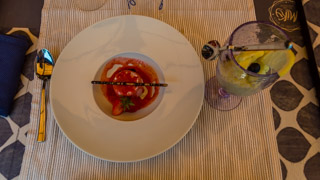 Nachspeise: Halbgefrorenes mit Himbeeren und Zitronensorbet (Restaurant Miky, Monterosso al Mare), Lokales Essen, Чинкве-Терре, Italien