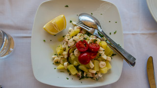 Tintenfischsalat mit Kartoffeln auf ligurische Art, Lokales Essen, Чинкве-Терре, Italien