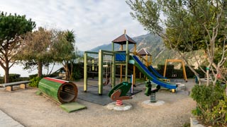 Parco giochi per bambini sulla collina vicino al lungomare, Manarola, Cinque Terre, Italia