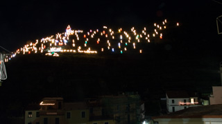 Pesebre de Navidad, vista desde la plaza central del pueblo, Manarola, Cinco Tierras, Italia