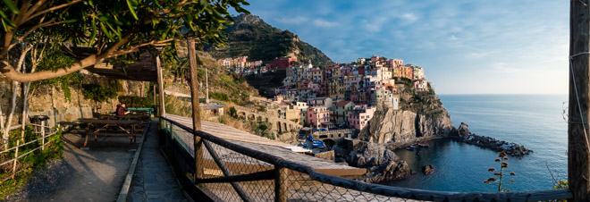 Panorâmica da área relax e da vila, Manarola, Cinque Terre, Itália