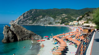 La plus grande plage des Cinque Terre : Fegina, Monterosso al Mare, Italie