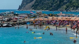 Une plage populaire auprès des familles avec enfants, Cinque Terre, Italie