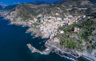 Luftaufnahme des Dorfs von der Drohne, Riomaggiore, Cinque Terre, Italien