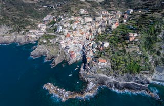 Veduta aerea del paese presa dal drone, Riomaggiore, Cinque Terre, Italia