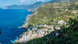 Widok miasteczka z trasy pieszej do świątyni Montenero, Riomaggiore, Cinque Terre, Włochy