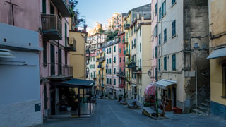 La via principale d'inverno, Riomaggiore, Cinque Terre, Italia