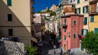 Główna ulica miasta, Riomaggiore, Cinque Terre, Włochy