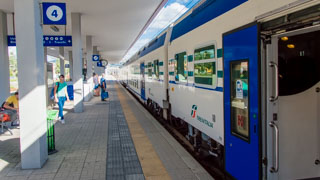 Treno in Liguria, Cinque Terre, Italia