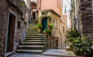 Străzi mici de basm, Vernazza, Cinque Terre, Italia