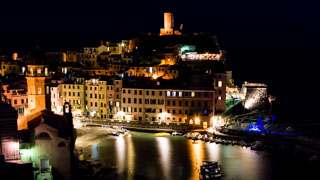 Vista sobre a baía à noite, Vernazza, Cinque Terre, Itália