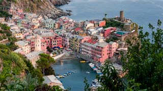 Widok zatoki z Lazurowej Ścieżki, Vernazza, Cinque Terre, Włochy
