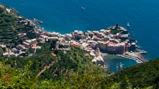 Vista da vila do Santuário de Nossa Senhora de Reggio, Vernazza, Cinque Terre, Itália