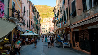 Promenade sur la rue principale, Vernazza, Cinque Terre, Italie