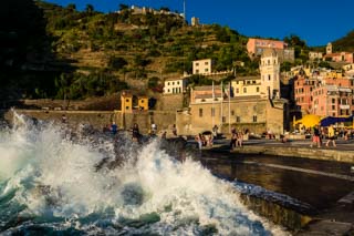Vagues se brisant sur la jetée, Vernazza, Cinque Terre, Italie