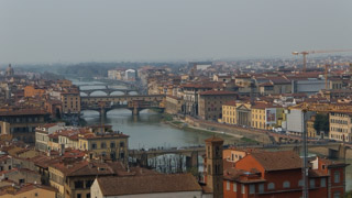 Le Ponte Vecchio, vu depuis la Piazzale Michelangelo, Florence, Italie