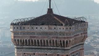 Turisti sul Campanile di Giotto, vista dalla Cupola del Duomo, Firenze, Italia