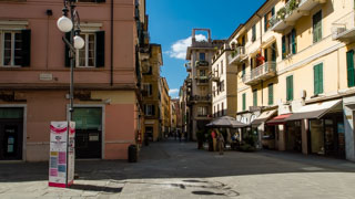 Rua do centro da cidade, La Spezia, Itália