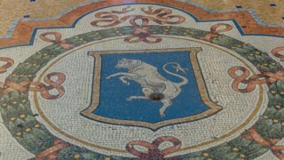 Mozaika byka w Galerii Wiktora Emanuela II, Mediolan, Włochy