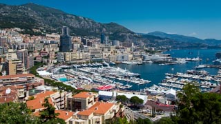 Vedere de pe piața Palatului Princiar spre portul Monte Carlo, Monaco