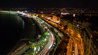Die Promenade der Engländer vom Panoramapunkt des Schlosshügels nachts, Nizza, Frankreich