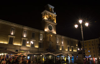 Place centrale Garibaldi le soir, Parme, Italie