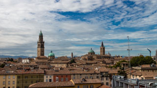 Dachy budynków w historycznym centrum miasta, Parma, Włochy