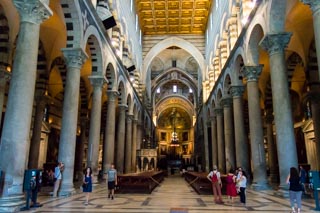 El interno de la Catedral, Pisa, Italia