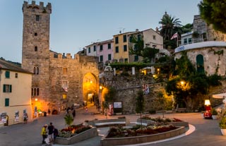 Porta del borgo di sera, Portovenere, Italia